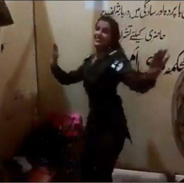 lady police dancing in Pakpattan